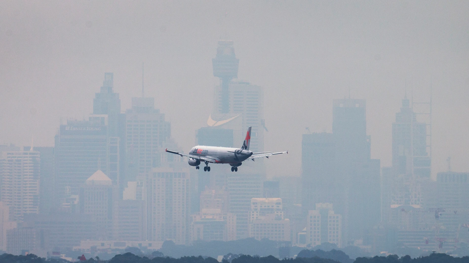 Un avión en pleno vuelo