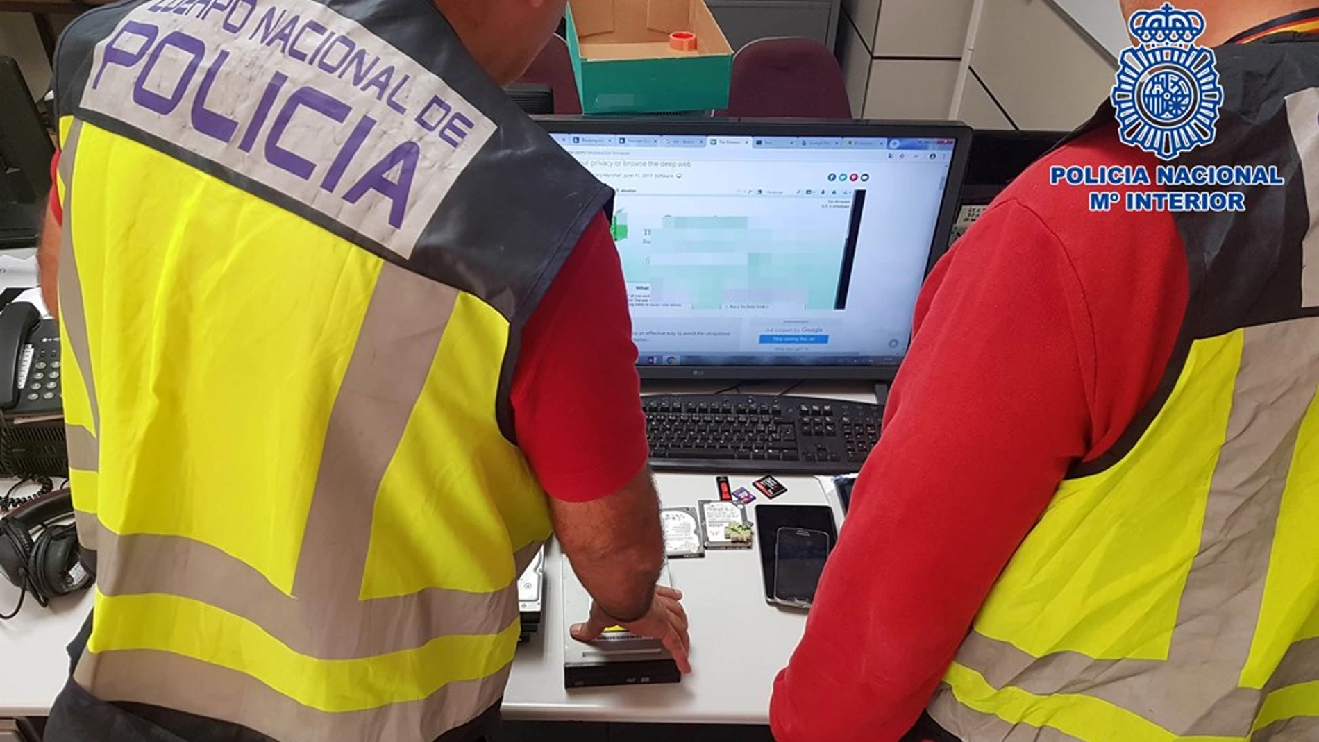Material intervenido en una operación contra la pornografía infantil