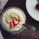 yogur con fresas y cereales