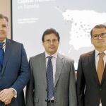 El gerente de la Fundación Bancaja, Antonio Vidal (izda), junto con los autores del estudio, Pastor y Serrano