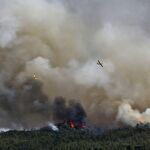 Varios aviones combaten el fuego que avanza hacia Sant Salvador de Guardiola, cerca de la carretera C-37 que une Manresa con Igualada.