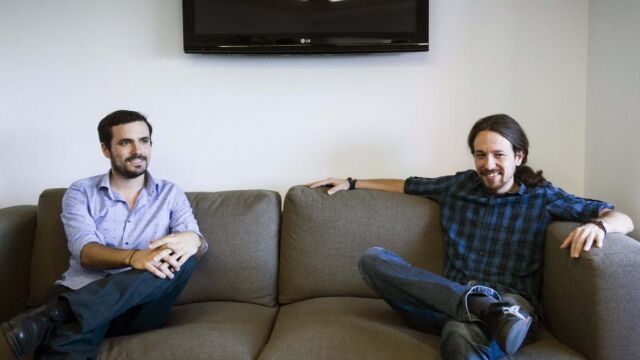 El secretario general de Podemos, Pablo Iglesias (dcha.), y el candidato de IU a la Presidencia del Gobierno, Alberto Garzón, (izq.), durante la reunión que han mantenido hoy en la sede de Podemos