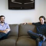 El secretario general de Podemos, Pablo Iglesias (dcha.), y el candidato de IU a la Presidencia del Gobierno, Alberto Garzón, (izq.), durante la reunión que han mantenido hoy en la sede de Podemos
