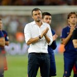 El entrenador del FC Barcelona, Luis Enrique, apalude durante la entrega del trofeo al Athletic