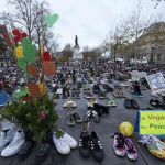 Zapatos colocados en la Plaza de la República de París