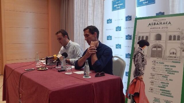 Diego y Tomás Luna, empresarios de Huesca, presentando los carteles