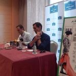 Diego y Tomás Luna, empresarios de Huesca, presentando los carteles