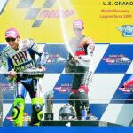 Dani y Valentino Rossi disfrutan en el podio junto a Jorge Lorenzo tras la carrera de ayer