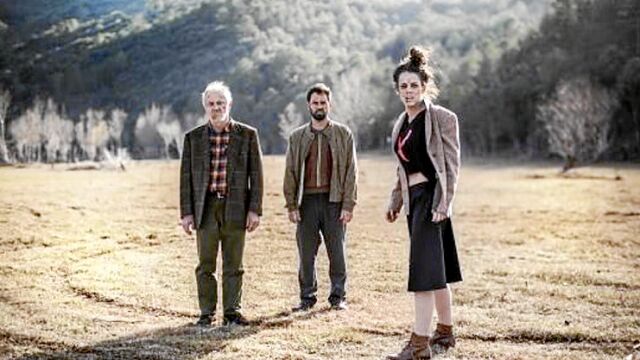 En el escenario los protagonistas son un profesor de nuestros días, su hija y uno de sus alumnos.