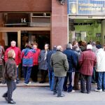 Colas para comprar décimos del sorteo extraordinario de «El Niño» en una administración de Valladolid