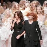 La diseñadora y su hija Nathalie, directora creativa de Rykiel, al final de un desfile