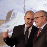 El presidente de Renfe, Teófilo Serrano (d), conversa con el delegado de Gobierno, Ricardo Peralta