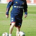 Andrés Iniesta juguetea con tres balones durante el entrenamiento de ayer de la selección. El barcelonista, poco a poco, va entrenándose
