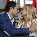 El portavoz de Ciudadanos, Ignacio Aguado (i) y la candidata del PP a la presidencia de la Comunidad de Madrid, Cristina Cifuentes (d), tras la reunión que mantuvieron ayer.