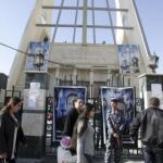 Iraquíes cristianos acuden a la misa de Navidad en la catedral católica Sayida An-Nayá, en el centro de Bagdad (Irak)