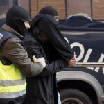 El marroquí de 41 años acusado de tener un "papel clave"en la captación y adoctrinamiento de jóvenes para luchar con Dáesh, es detenido por miembros de la Policía Nacional.
