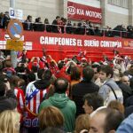 .- Los jugadores del Atlético de Madrid, subidos a un autobús descubierto, son vitoreados por la afición junto al estadio Vicente Calderón