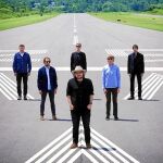 Jeff Tweedy, en primer término, cantante y compositor de Wilco