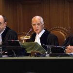 Los miembros del tribunal antes de leer la sentencia