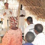 Celebración de la Eucaristía en un pueblo de África