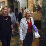 Concepción Dancausa (i), y la alcaldesa de la capital, Manuela Carmena, en una imagen de archivo