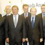 De izquierda a derecha, José Manuel Vargas, Giuseppe Tringali, Alejandro Echevarría, Silvio González, Alfredo Pérez Rubalcaba, Manuel Polanco y Maurizio Carlotti