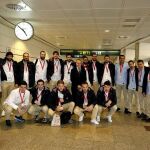 El seleccionador español de balonmano Manolo Cadenas (2d) y el presidente de la Real Federación Española de Balonmano, Francisco Blázquez García (c), entre otros, posan con el equipo a su llegada hoy al aeropuerto de Barajas
