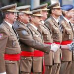 La ministra de Defensa, María Dolores de Cospedal, saluda, ayer, a la cúpula del Ejército de Tierra