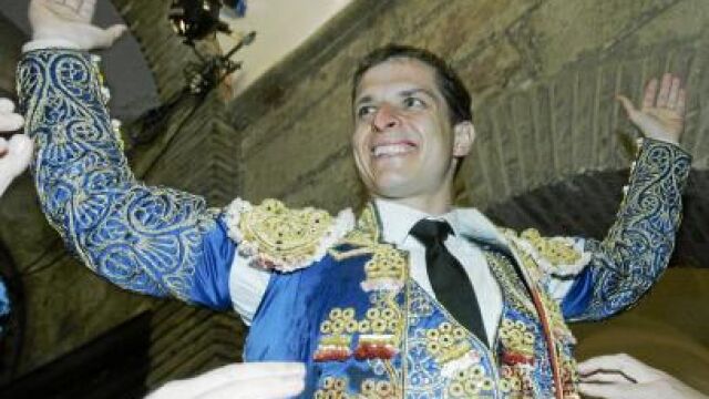 El Juli sale por la Puerta del Príncipe tras cuajar una gran tarde, ayer en Sevilla