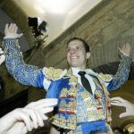 El Juli sale por la Puerta del Príncipe tras cuajar una gran tarde, ayer en Sevilla