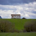 Paraje a 10 kilómetros del municipio de Alsasua donde se ve en una caseta una pintada de la bandera de España y la francesa tachadas con un «Esto no es España ni Francia»