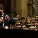 Carles Puigdemont responde a una pregunta durante la primera sesión de control al nuevo gobierno catalán que se celebra en el Parlament.