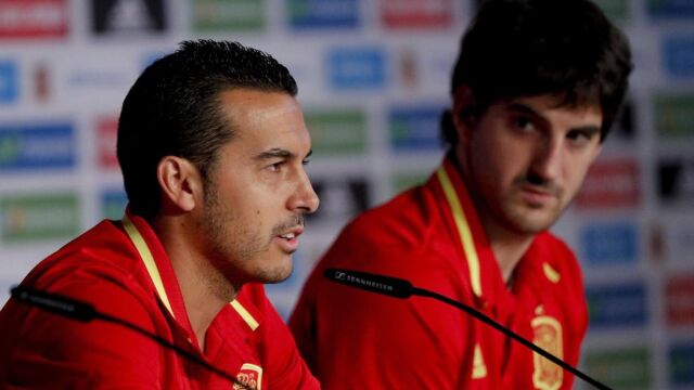 Los jugadores de la selección española Mikel San José (d) y Pedro Rodríguez (i) durante la rueda de prensa.