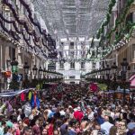 La calle Larios se convierte en el epicentro de la feria durante el día Foto/Efe