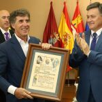 Francisco Vázquez entrega el título a Pedro Delgado