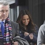 Ortega Cani con sus hijos Camila y José Fernando en la clínica Rúber