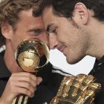 Forlán e Iker Casillas cuando ganaron el Balón y el Guante de Oro
