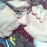 Puigdemont llega a un edificio de Berlín ayer con un lazo amarillo en la solapa en señal de solidaridad con los políticos encarcelados