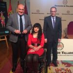 El presidente de la Diputación, Jesús Julio Carnero, junto al catedrático de Farmacología de la Facultad de Medicina de la UVA, Javier Álvarez, y Mari Paz González, de la Asociación para el Estudio de la Lesión Modular