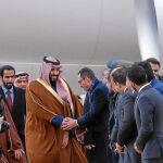 Mohamed Bin Salman saluda a la comitiva que le recibió ayer en el aeropuerto madrileño de Torrejón