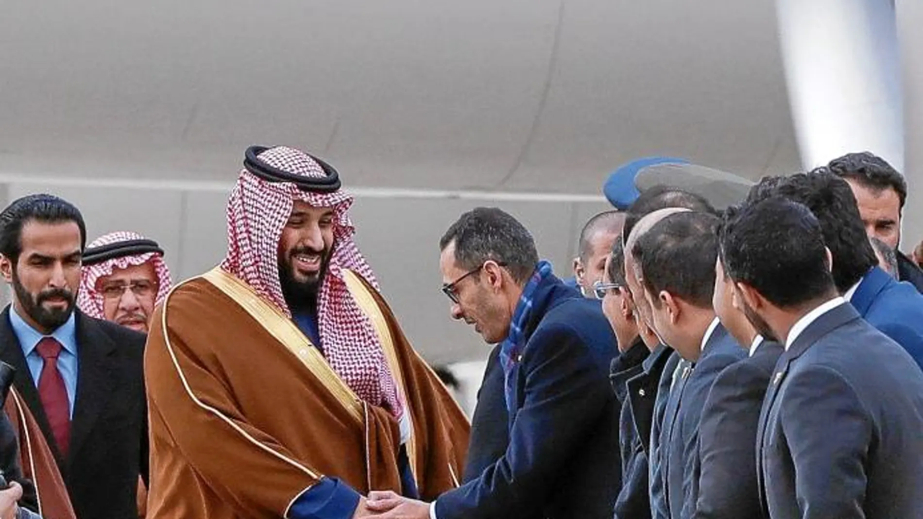 Mohamed Bin Salman saluda a la comitiva que le recibió ayer en el aeropuerto madrileño de Torrejón