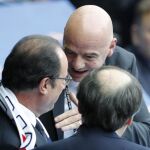 François Hollande con el presidente de la FIFA, Gianni Infantino, en el primer partido de la Eurocopa