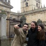 Pablo Iglesias se hace un selfi con dos zamoranos