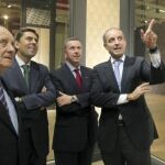 Francisco Camps (d) y el vicepresidente valenciano, Vicente Rambla (2i), entre otras personalidades, durante su visita al Salón Internacional de la Cerámica y el Mueble de Baño (Cersaie 2010) en Bolonia
