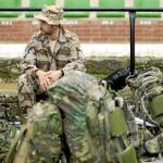 El estrés se multiplica, asegura el texto, «cuando un militar se encuentra en medio de un ambiente de combate y no dispone de armamento con que hacer frente a una agresión»