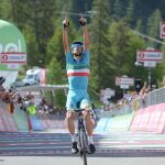 El ciclista italiano Vincenzo Nibali del equipo Astana celebra su victoria tras la decimonovena etapa del Giro de Italia