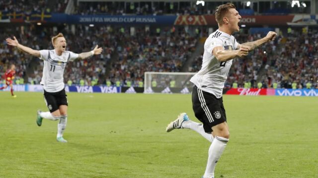 Toni Kroos celebra con su compa&ntilde;ero Marco Reus el segundo gol que ha dado la victoria a Alemania ante Suecia. (AP Photo/Frank Augstein)