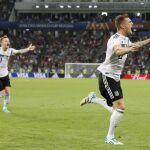 Toni Kroos celebra con su compañero Marco Reus el segundo gol que ha dado la victoria a Alemania ante Suecia. (AP Photo/Frank Augstein)