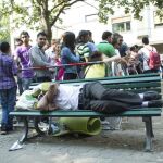Inmigrantes esperan a las puertas de las oficinas gubernamentales de Sanidad y Asuntos Sociales en Berlín (Alemania)