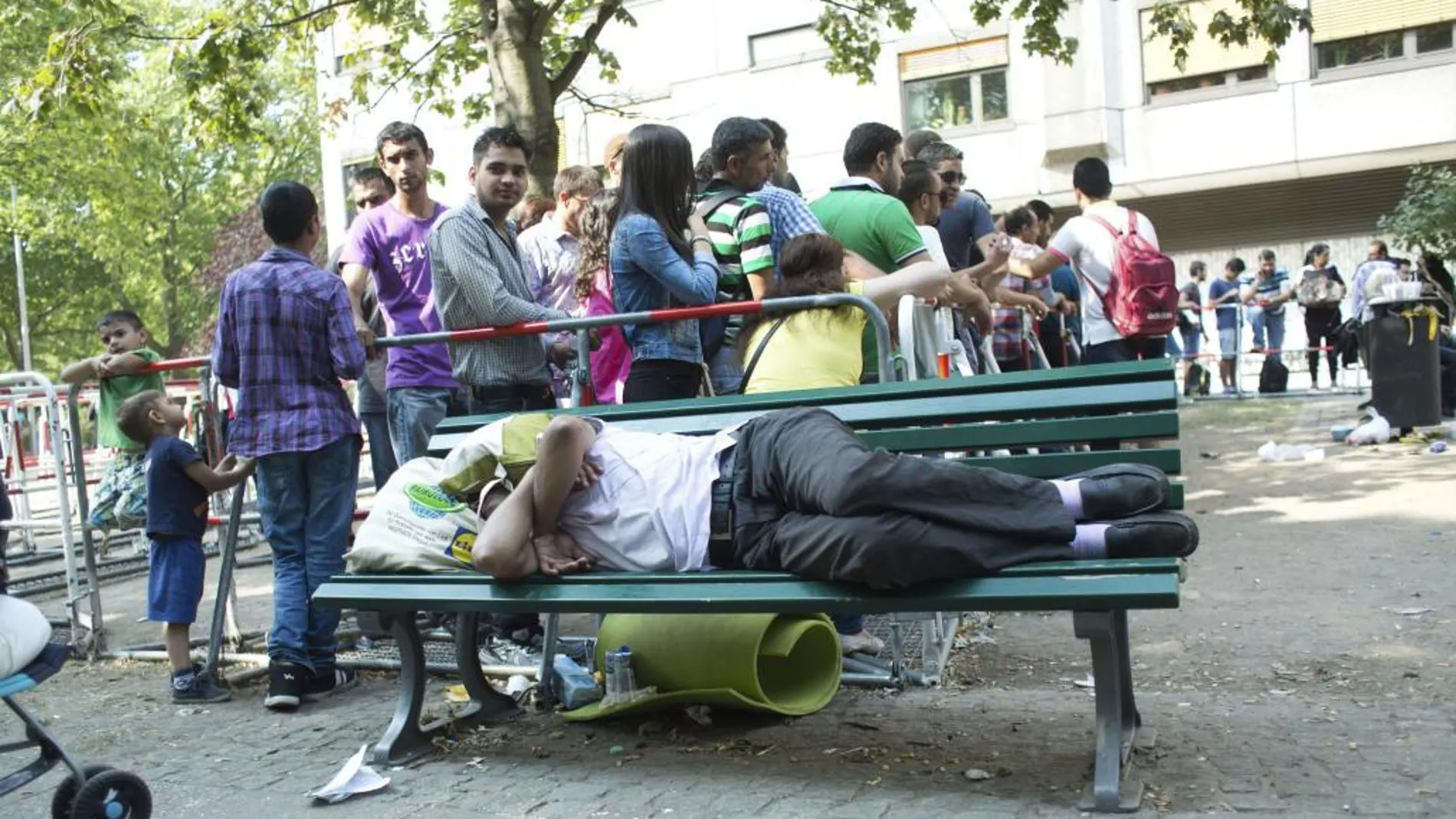 Inmigrantes esperan a las puertas de las oficinas gubernamentales de Sanidad y Asuntos Sociales en Berlín (Alemania)